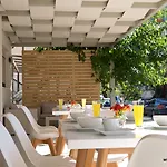 Grand Theoni Boutique & Hotell